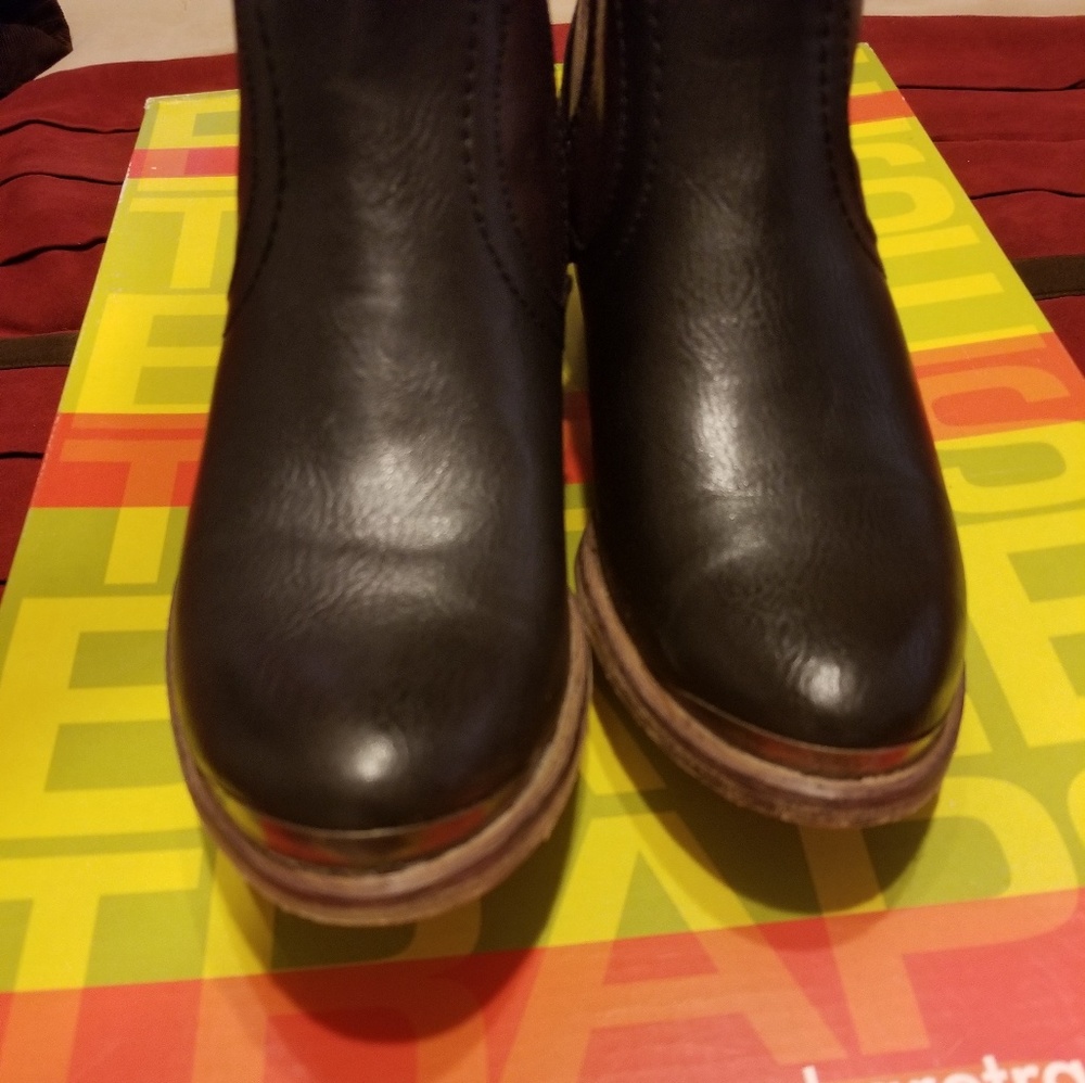 Baretraps tall shaft boots with western or Boho fl